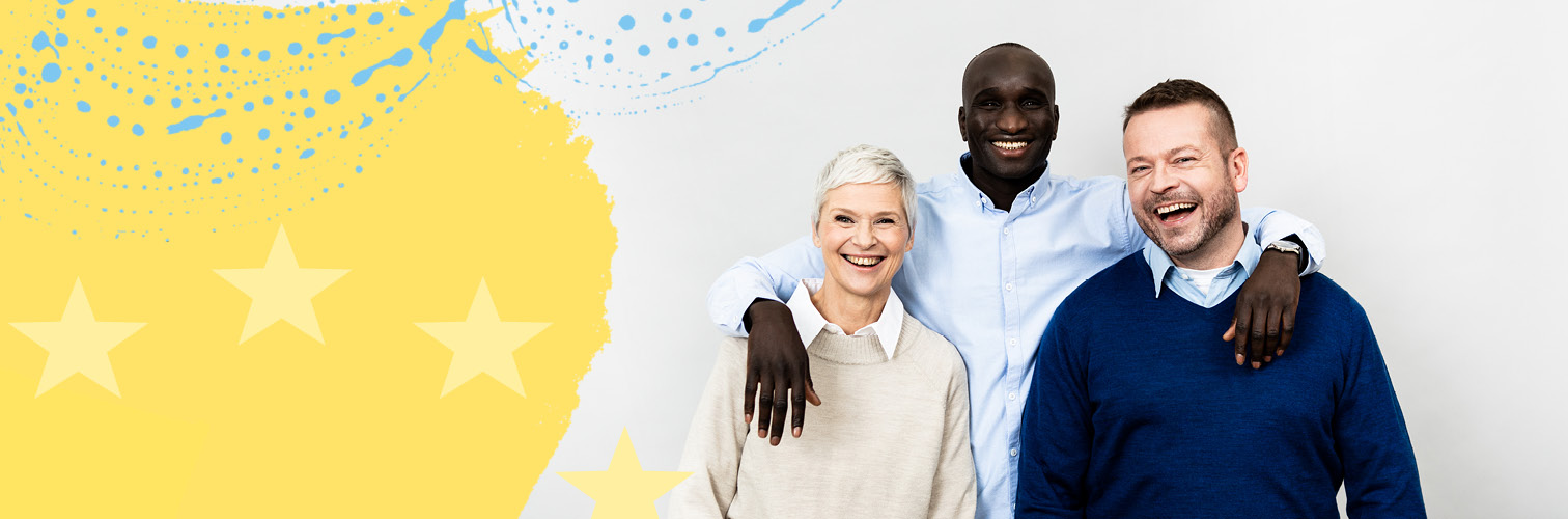 Kolme henkilöä hymyilee kameralle. Lisäksi Eu-värityksellä grafiikkaa.