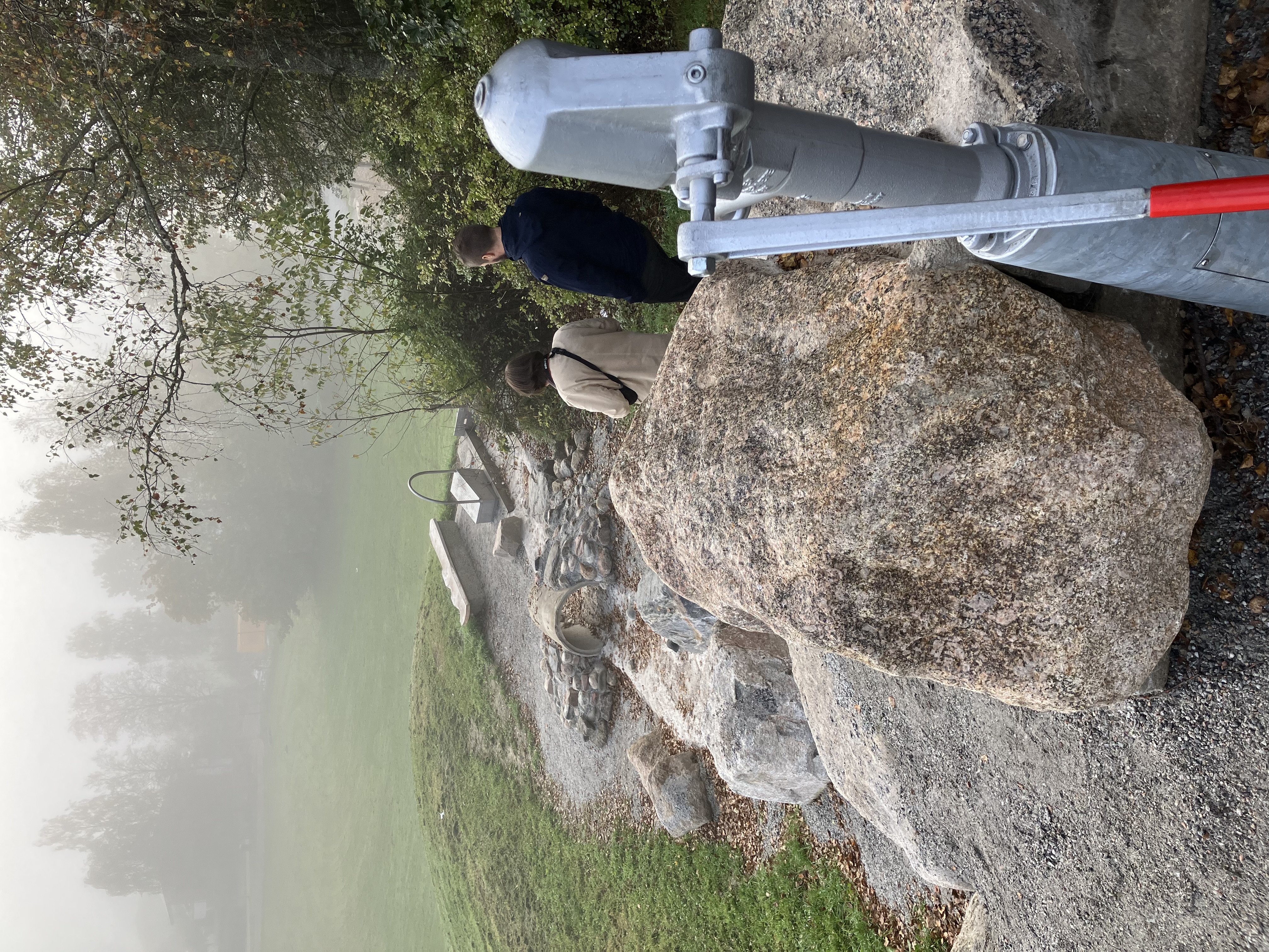 Vesipumppu puistossa.