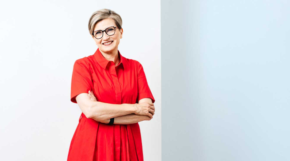 Nainen punaisessa mekossa.