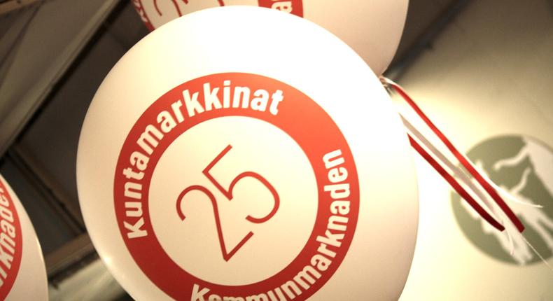 Ilmapallot, jossa teksti Kuntamarkkinat 25