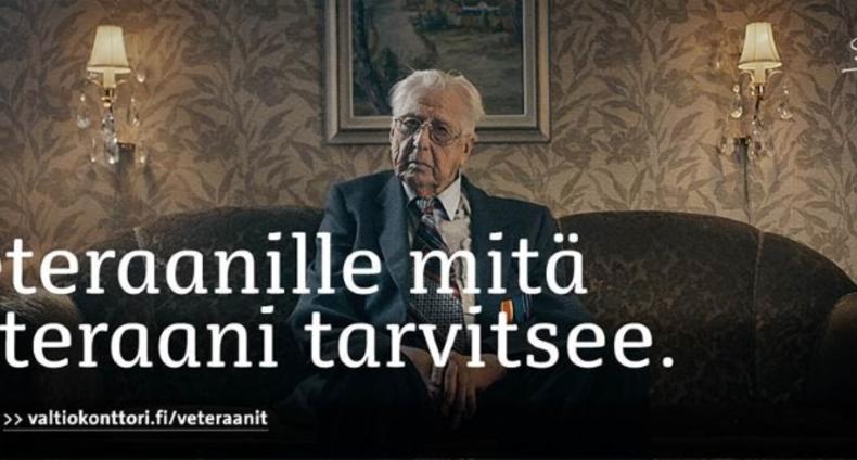 Veteraani istuu sohvalla.