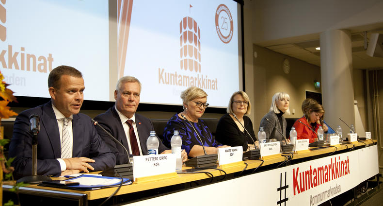 Puoluejohtajat paneelikeskustelussa