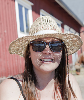 Nainen kesähatussaan