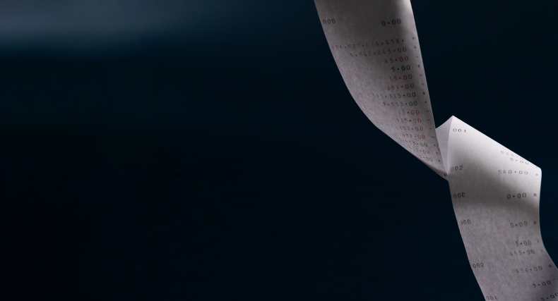 Valkoinen pitkä kuitti mustaa taustaa vasten.