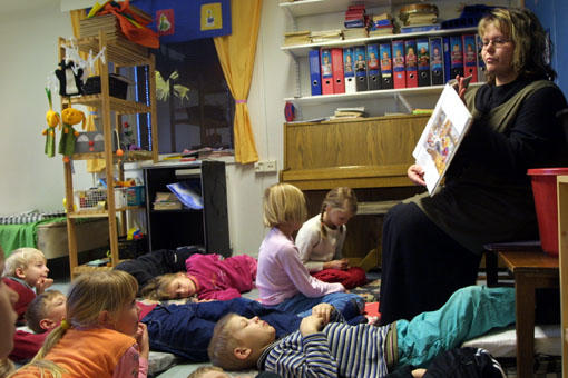 Lapset kuuntelee satua