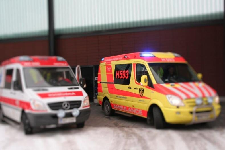 Ambulanssit ensiavun edessä.
