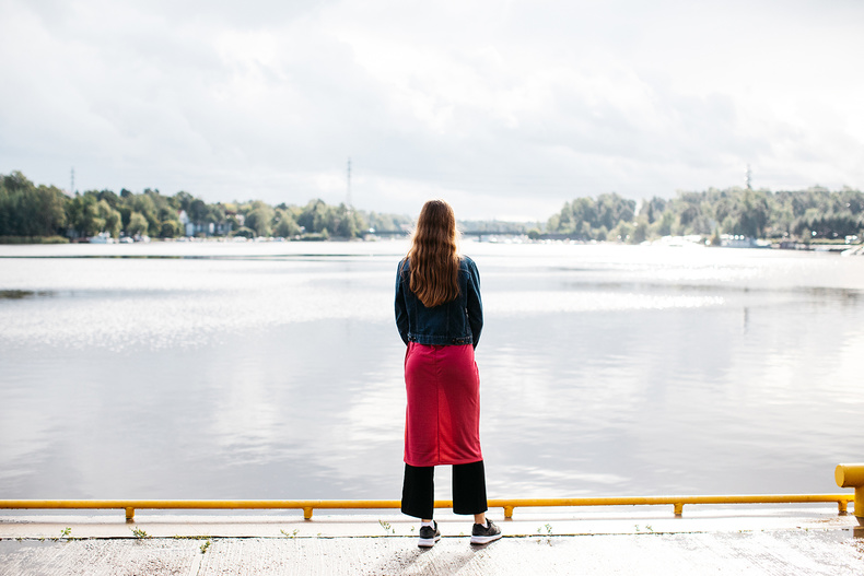 kuvituskuva nainen seisoo rannalla