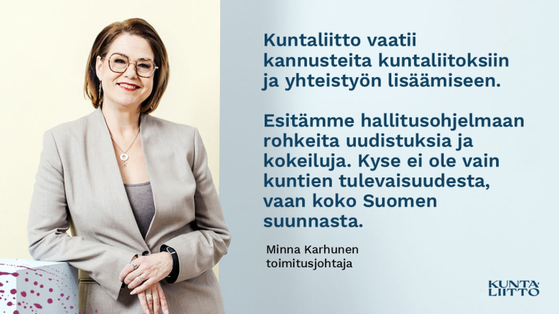 Nainen bleiserissä hymyilee.