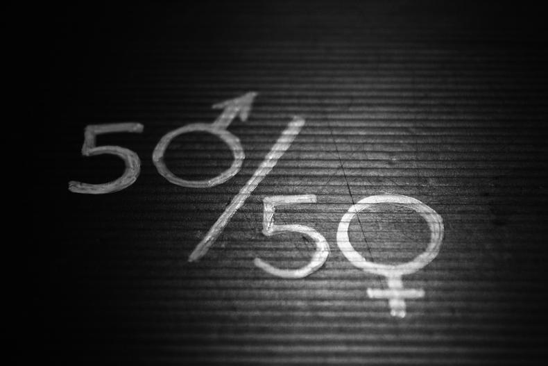 Kuvassa kirjoitettu 50/50 sukupuolimerkkeillä